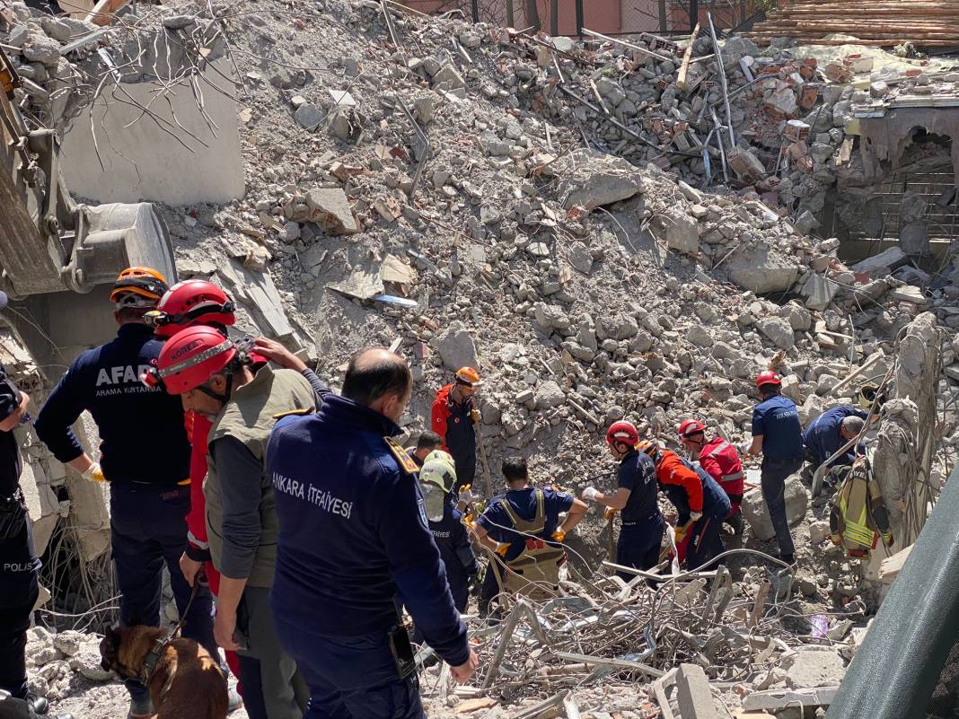 Ankara'da istinat duvarı çöktü. Bir işçi enkaz altında 27